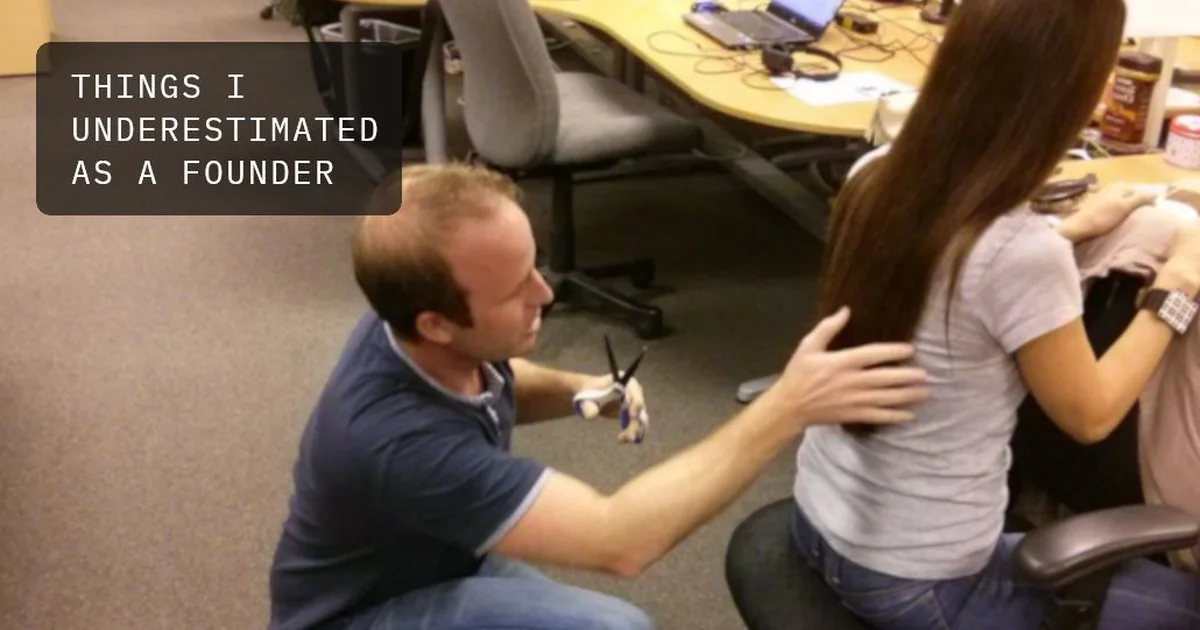 Gregor Zehetner cutting a fellow entrepreneur's hair in the office
